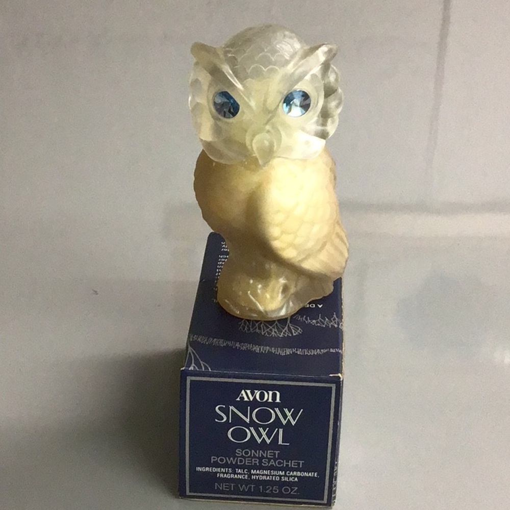 AVON SNOW OWL POWDER SACHET IN SONNET FRAGRANCE
